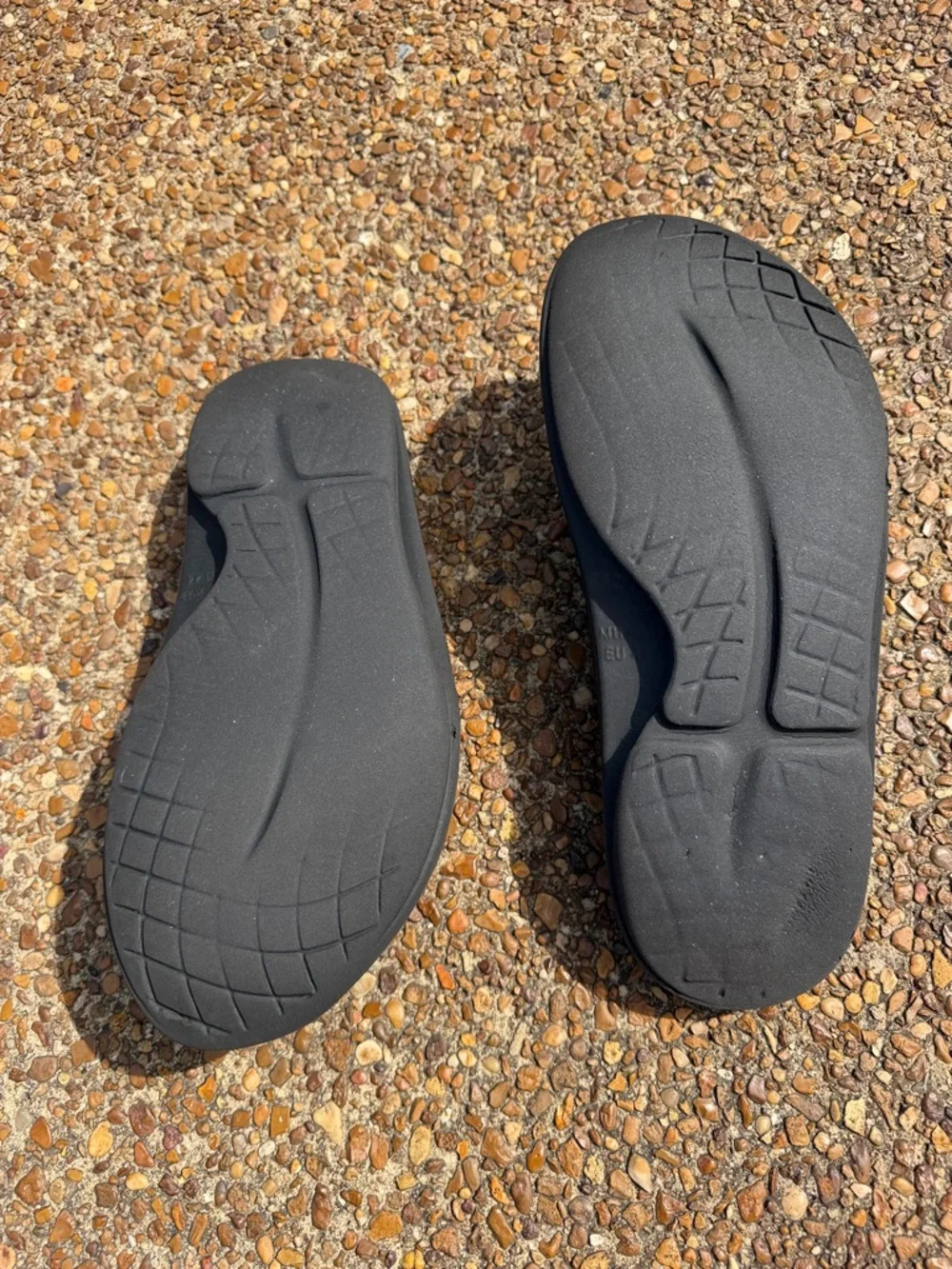 Mens Size 11 OOFOS Black and Gray Flip Flop Sandals - Picture 9 of 16